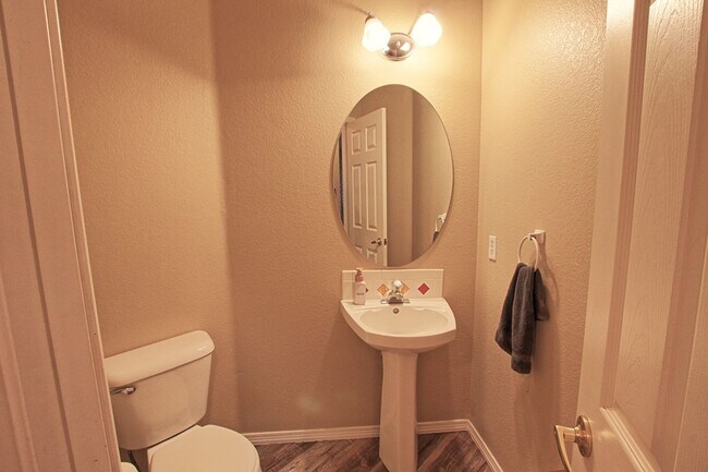 Building Photo - 1319 Iris Cir