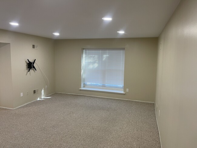 Building Photo - 30975 Pointe of Woods Dr