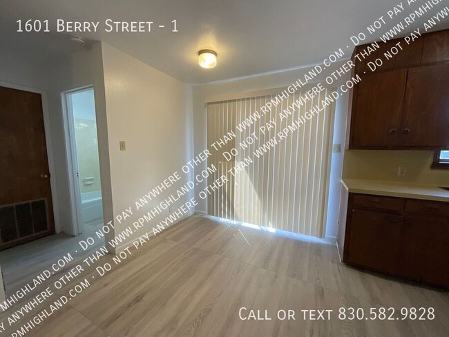 Building Photo - **AVAILABLE NOW** SPACIOUS 1 BED 1 BATH IN...