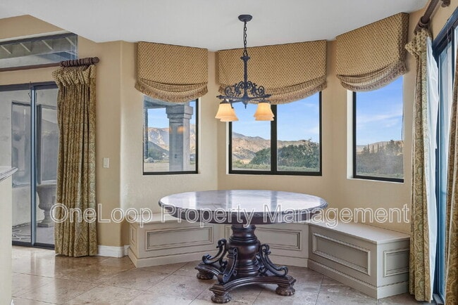 Building Photo - 493 Summerhill View