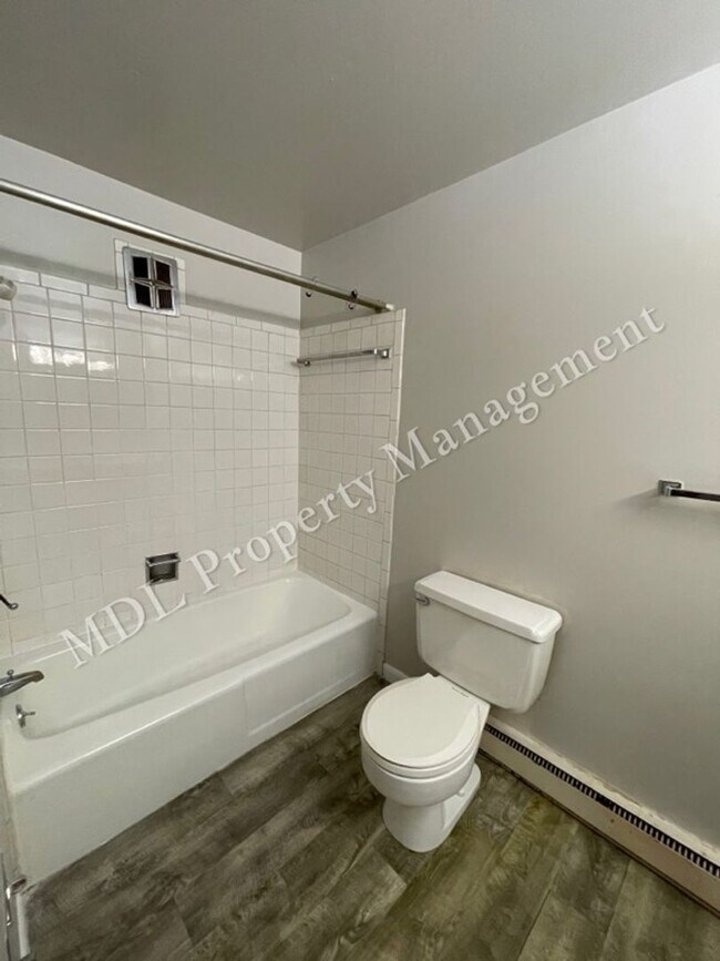 Building Photo - 121 N Woodbridge St