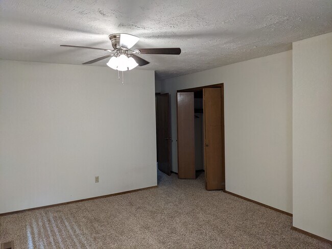 Master bedroom - 1618 Julie Plz