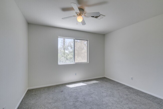 Building Photo - Spacious 4 Bedroom 2.5 Bathroom Home with Covered Patio & Large Backyard