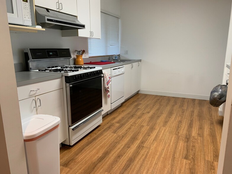 Well equipped Kitchen - 1047 Danby Rd