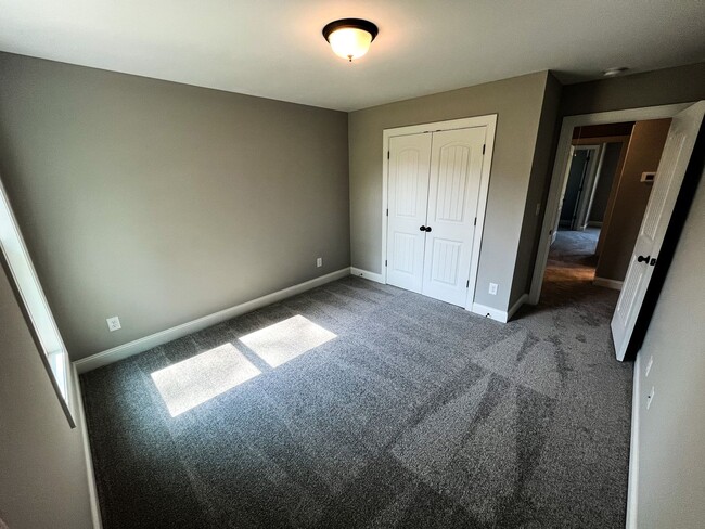 Building Photo - Gorgeous 4 Bedroom, 2 and 1/2 Bathroom Cle...