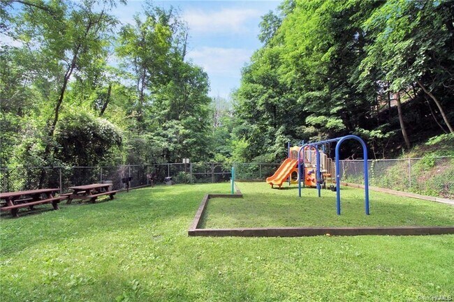 Building Photo - 77 Carpenter Ave