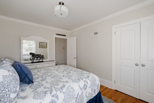 Building Photo - Fully furnished- Beautiful Forest Hills Home
