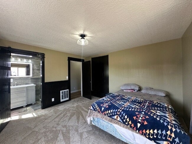 Building Photo - Newly Remodeled 3 Bedroom / 2 Bathroom in NE Madras