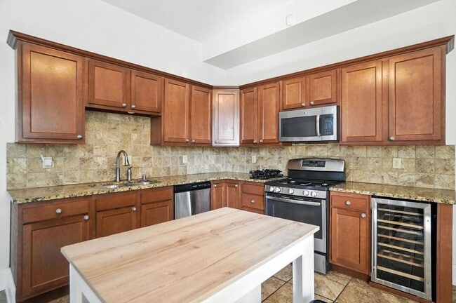 Building Photo - 843 Overton St