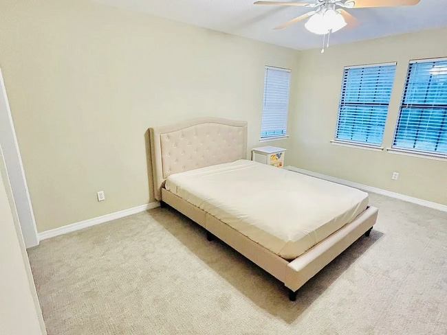 Building Photo - 389 Clubhouse Dr