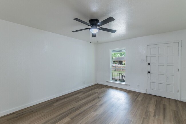 Building Photo - Remodeled 2BR Home w/ Fenced Yard – Only $1395