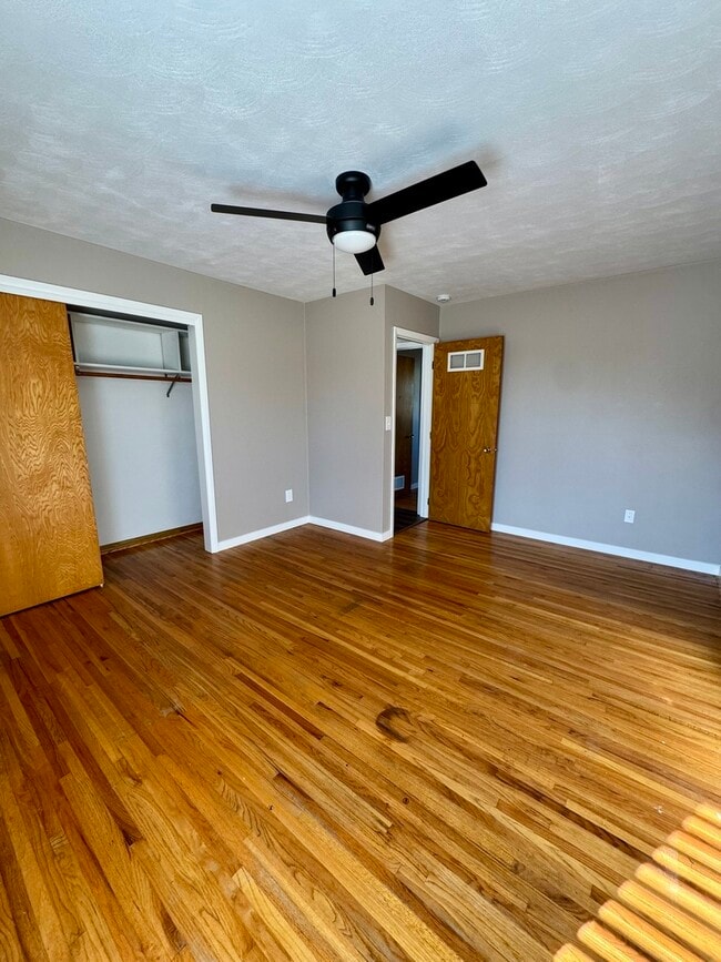 Building Photo - 910 4th Ave