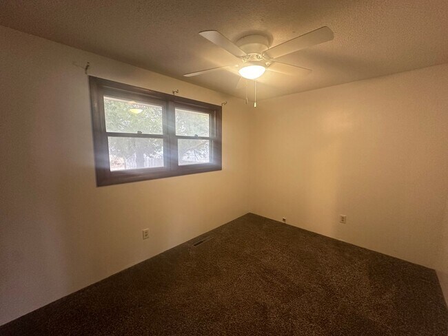 Building Photo - Three bedroom, Two bathroom home located i...
