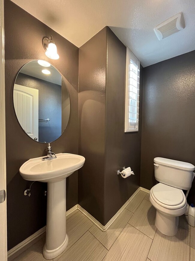 Building Photo - Gated Porter Ranch home w/all appliances +...