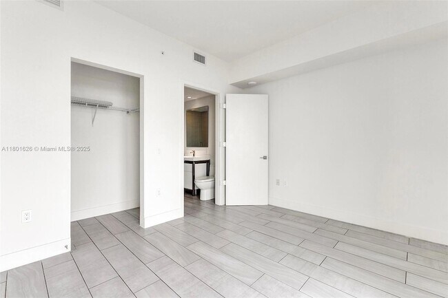 Building Photo - 2000 Metropica Wy