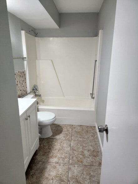 Beautiful bathroom - 212 N 44th St
