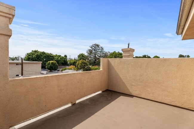 Building Photo - Spacious 2-Bed Townhome with Private Rooft...