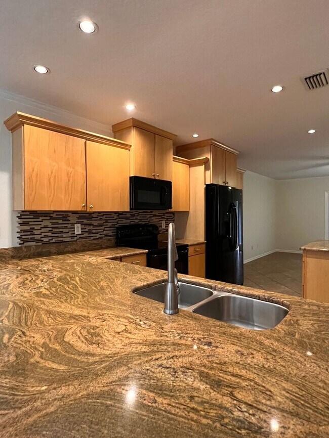 Building Photo - Beautifully updated 2 bedroom 2 1/2 baths ...