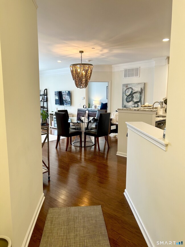 Building Photo - 414 Center Meadow Ln