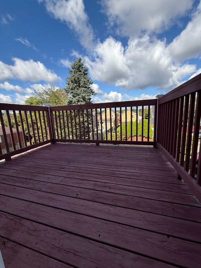 Building Photo - Updated 3BR 1.5 bath house with office/ of...