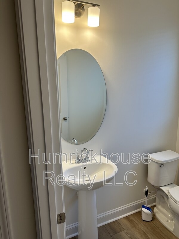 Building Photo - 1027 S Point Rd