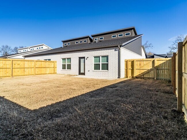 Building Photo - 657 Sun Meadow Dr