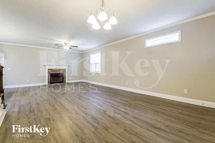 Building Photo - 18 E Newnan Rd