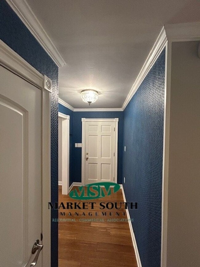 Building Photo - UPDATED MIDTOWN BEAUTY!!