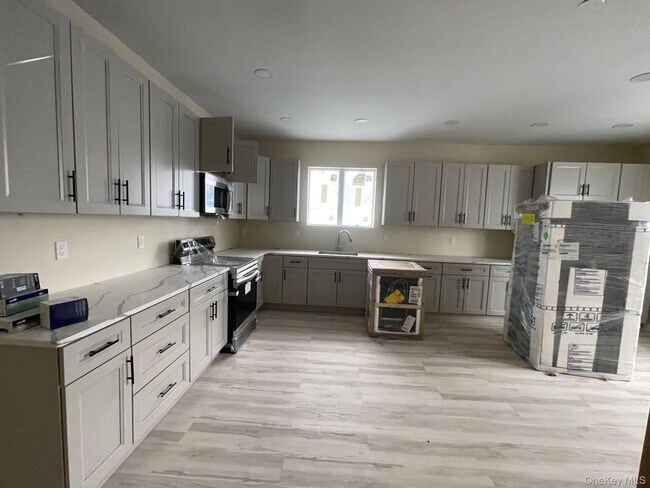 Building Photo - 136 Park Ave