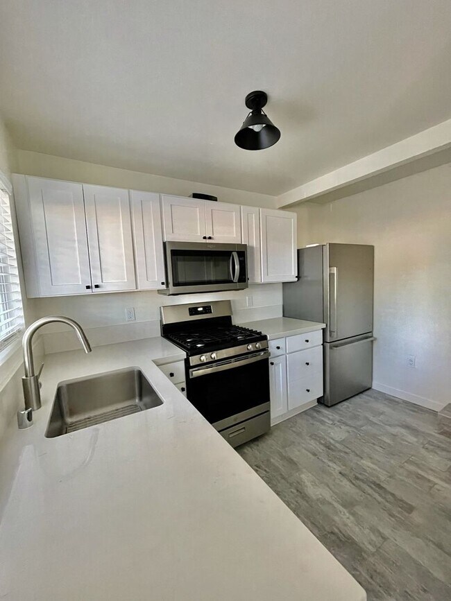 Building Photo - 2 Bedroom/1 Bathroom - Isla Vista