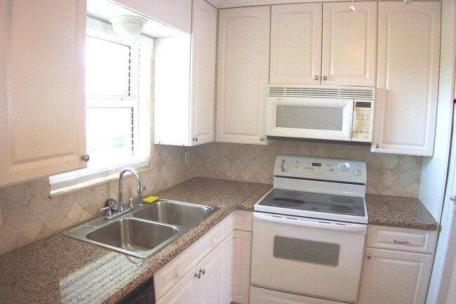 Building Photo - 531 W Kalmia Dr