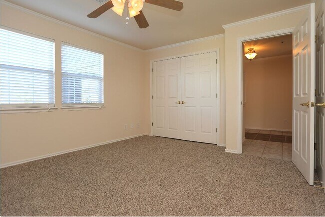 Building Photo - Beautiful large 2-bedroom 2 baths with 1 car garage in Mid Town Tulsa!!