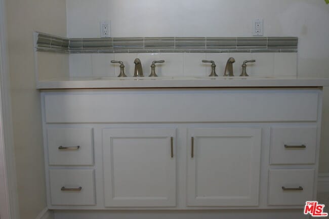 Building Photo - 418 S Roxbury Dr
