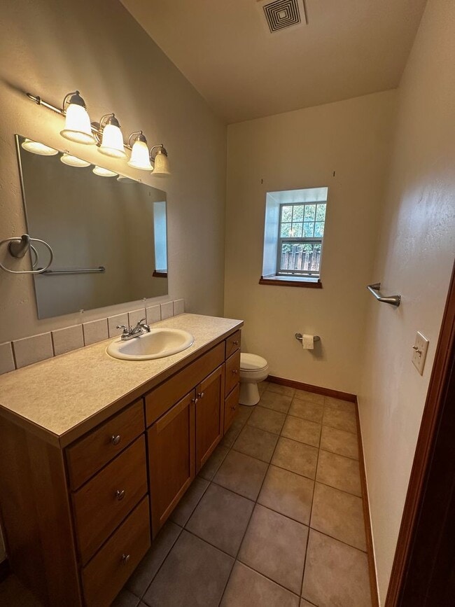Building Photo - Beautiful 4 bedroom Home located in Centra...