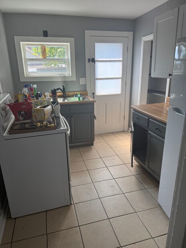 Building Photo - 319 Harding St