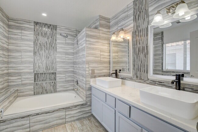 Building Photo - Recently Remodeled 3 Bedroom 2 Bathroom Town House