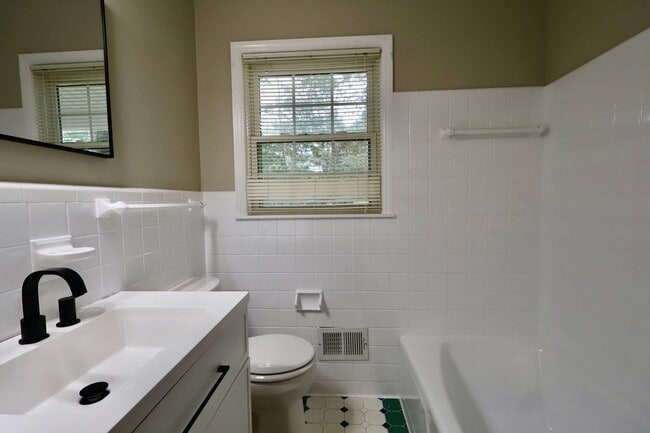 Building Photo - 536 Edgecrest Cir