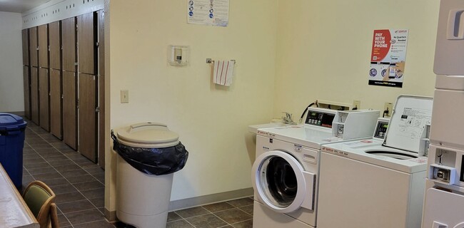 Building Photo - 305 S Walnut St