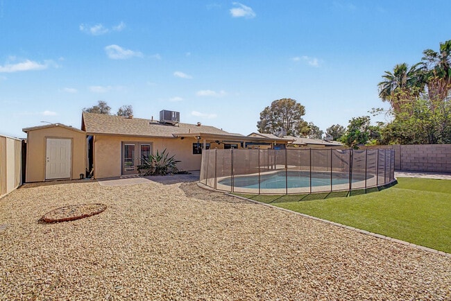 Building Photo - 4048 E Dahlia Dr
