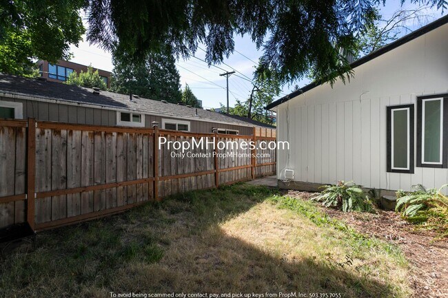 Building Photo - Updated Two Bedroom Duplex in Sellwood - Garage Included!