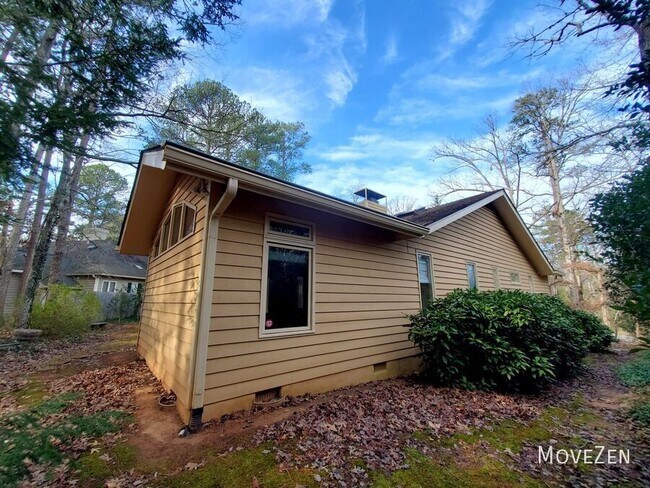 Building Photo - 2323 Ridgefield Dr