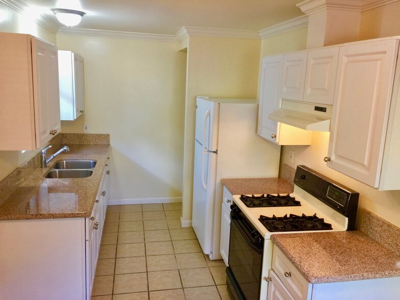 Building Photo - 411 Douglas St