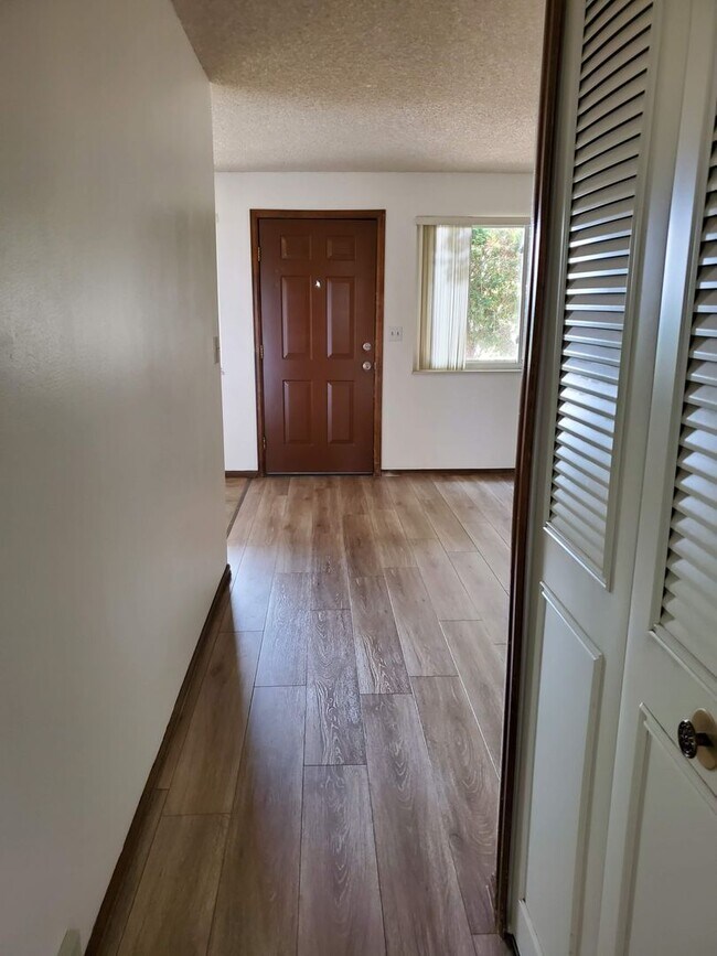 Building Photo - 2 bedroom, 1 bath - Great location!