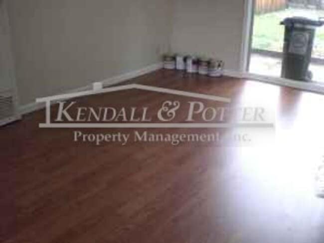 Building Photo - Cozy 2Bed/1Bath, Two Story Home Located On...