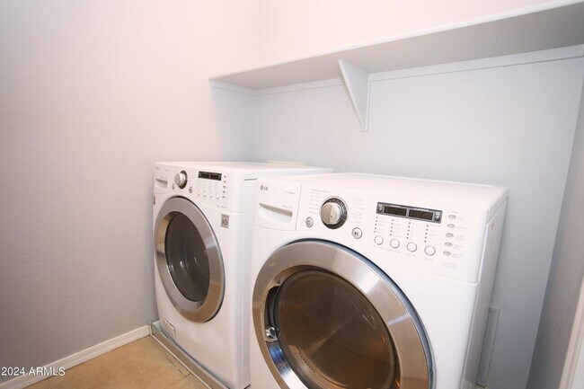 Building Photo - 2840 S Miller Dr