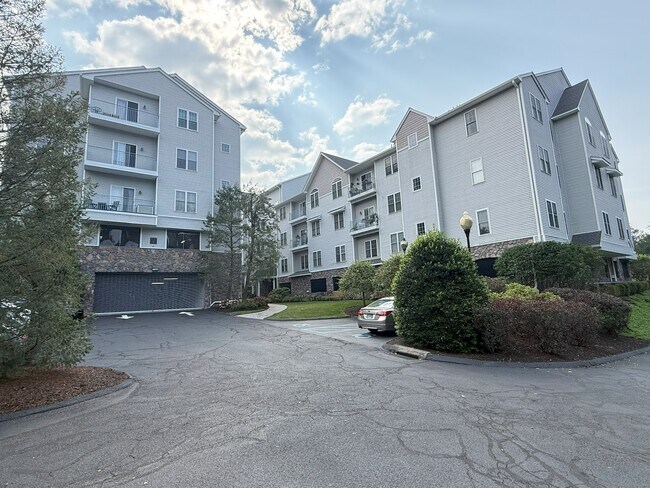 Building Photo - 105 Richards Ave