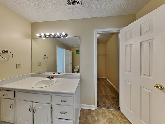 Building Photo - 114 Hampton Oaks Dr