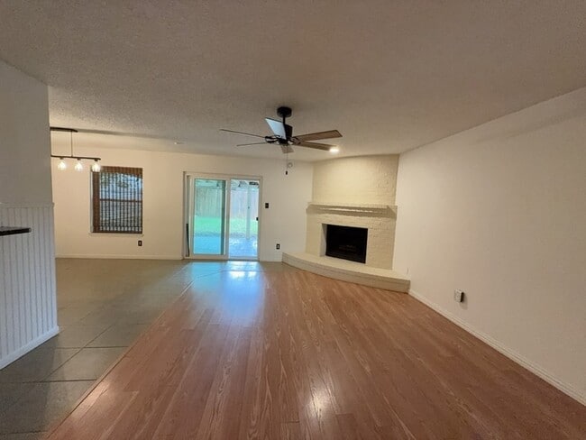 Building Photo - 6415 Elm Springs Dr