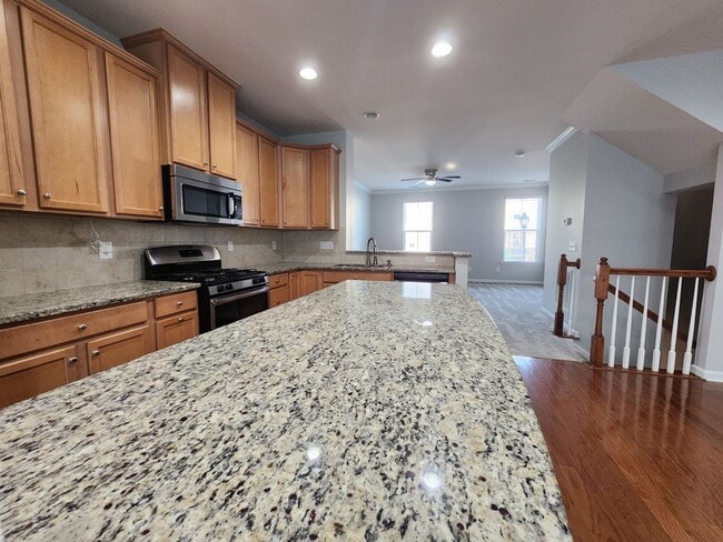 Building Photo - 4 Bedroom Cary Townhome! Great Location, N...