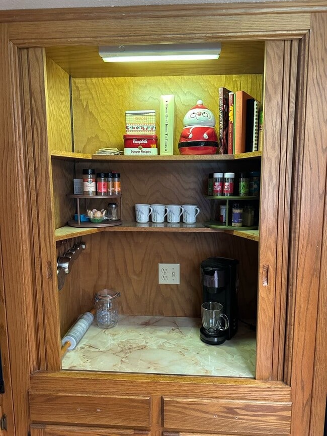 Building Photo - 475 E Mercedes Ave